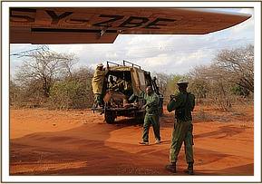 Die gerettete Ukame wird zum Flugzeug gebracht