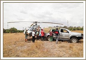 Der Helikopter kommt mit seiner wertvollen Fracht im Waisenhaus in Nairobi an